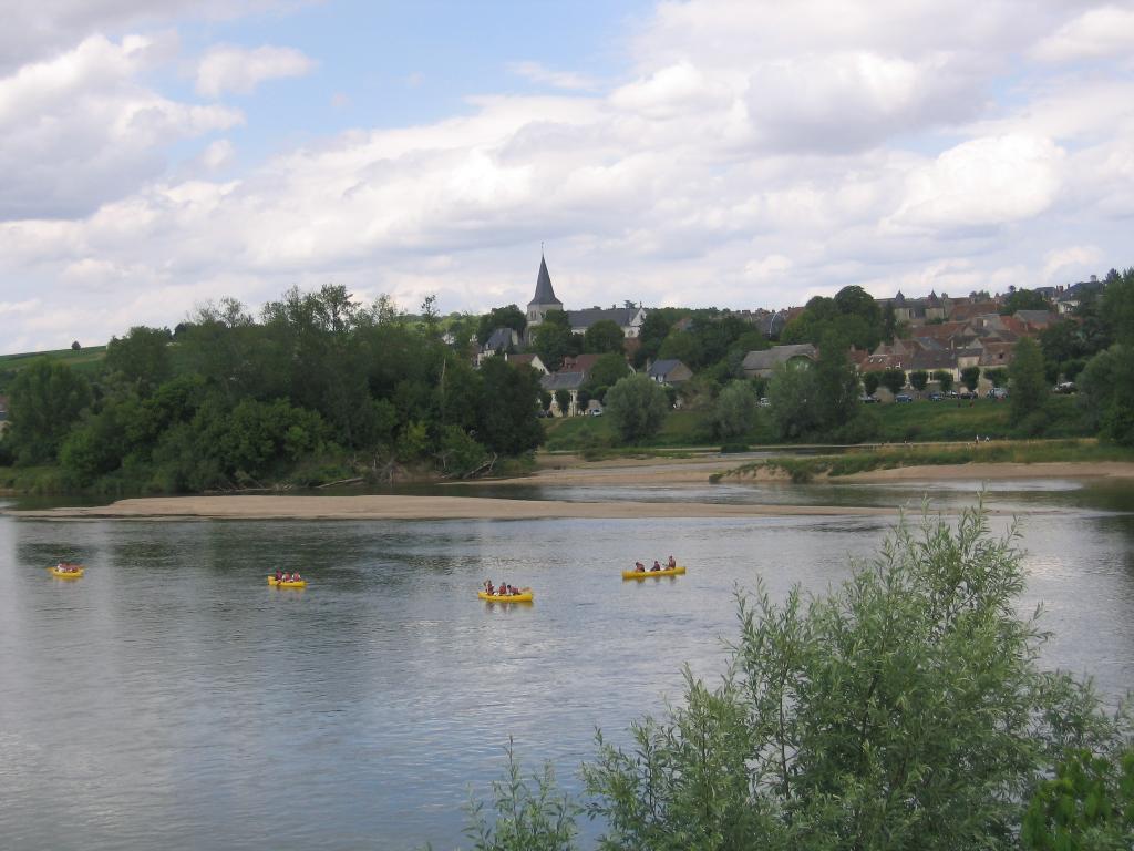 Canoés navigant devant la ville